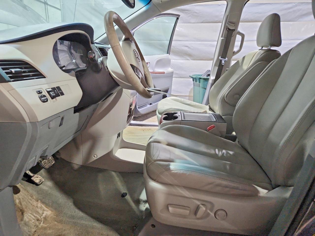 2014 TOYOTA SIENNA