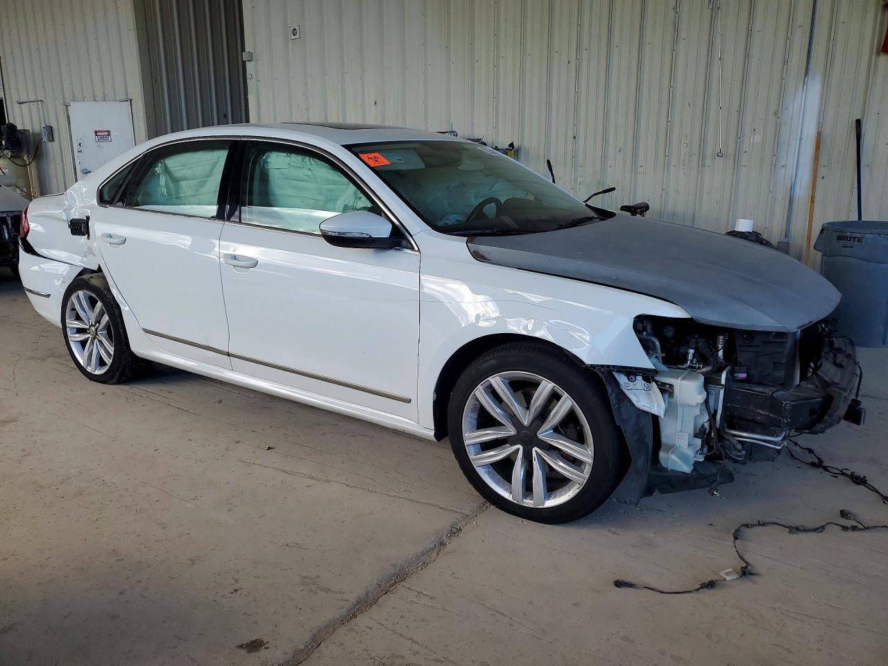 2017 VOLKSWAGEN Passat