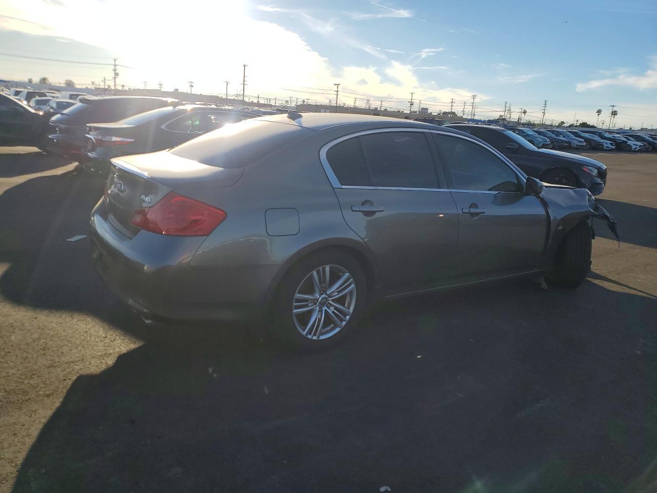 2015 INFINITI Q40