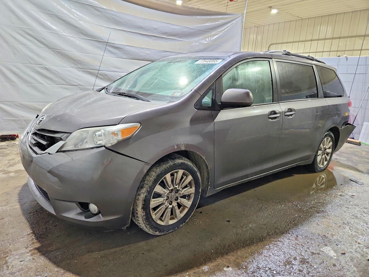 2014 TOYOTA SIENNA