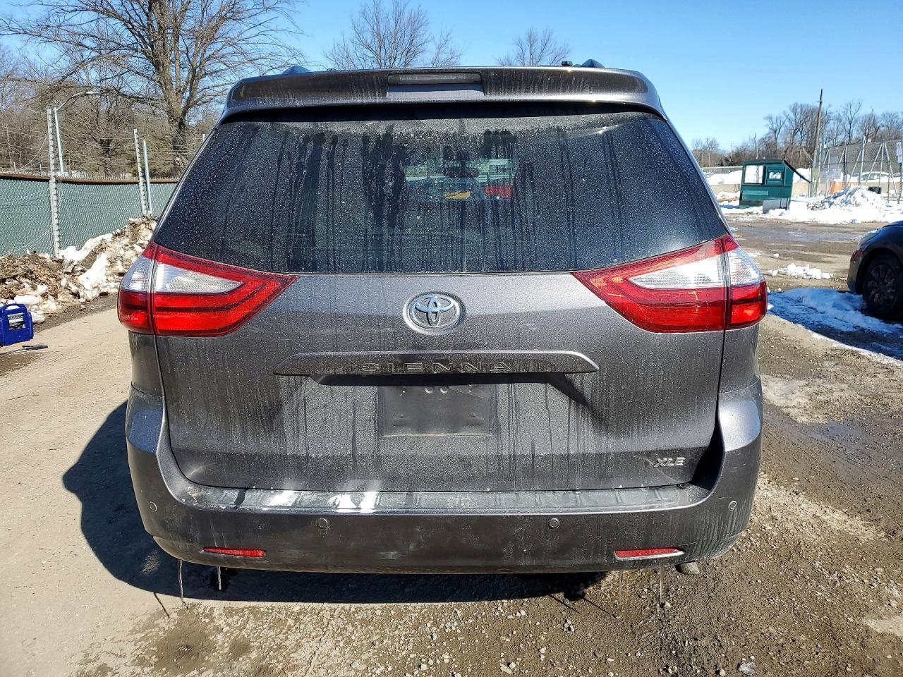 2015 TOYOTA SIENNA