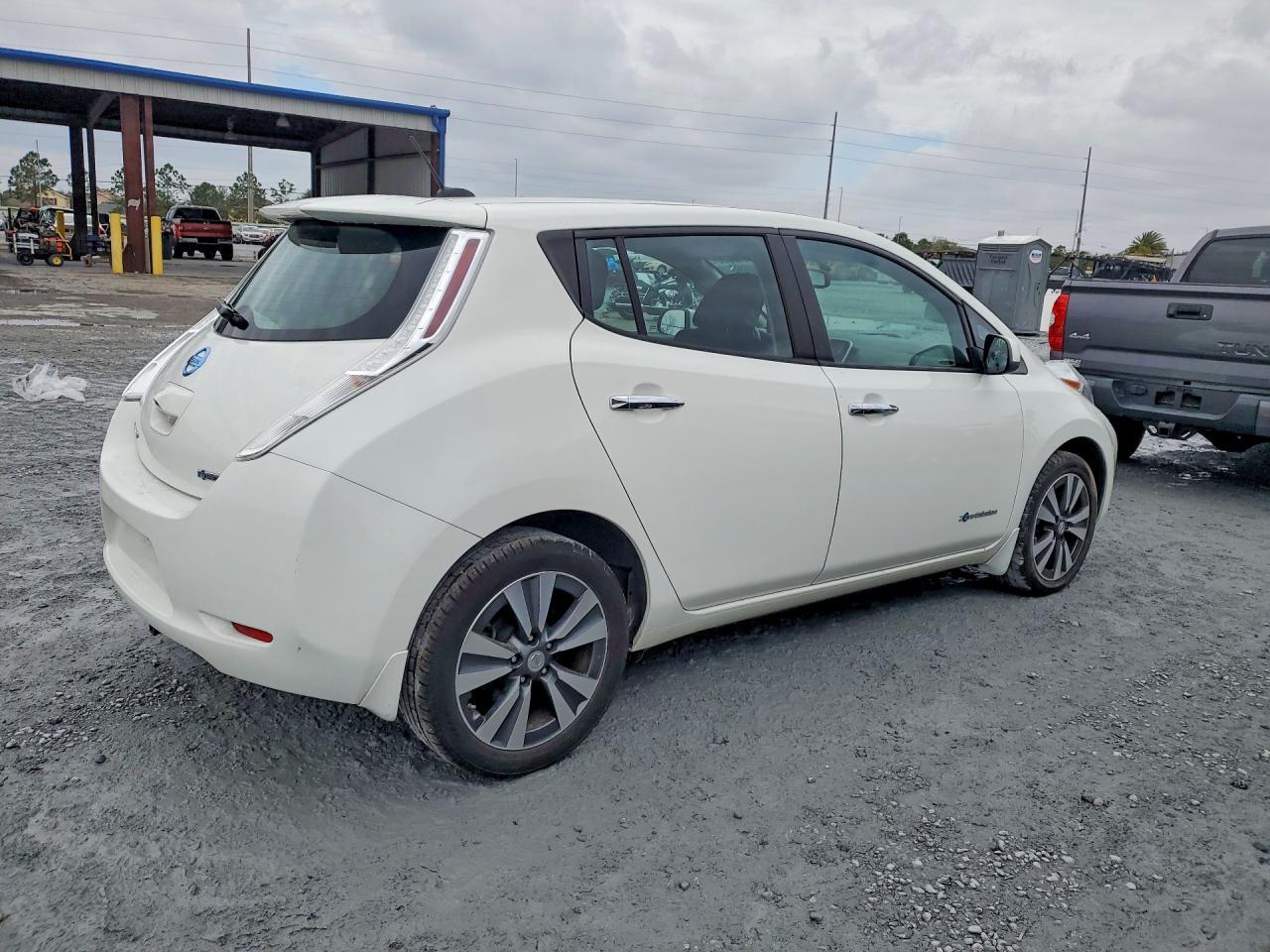 2015 NISSAN LEAF