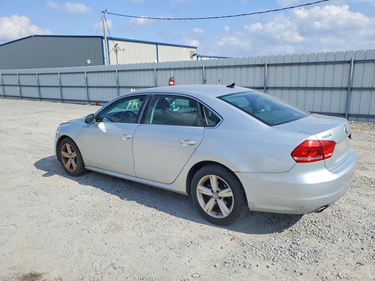2012 VOLKSWAGEN Passat