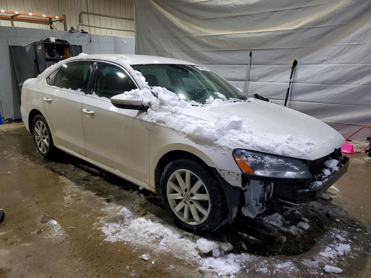 2012 VOLKSWAGEN Passat
