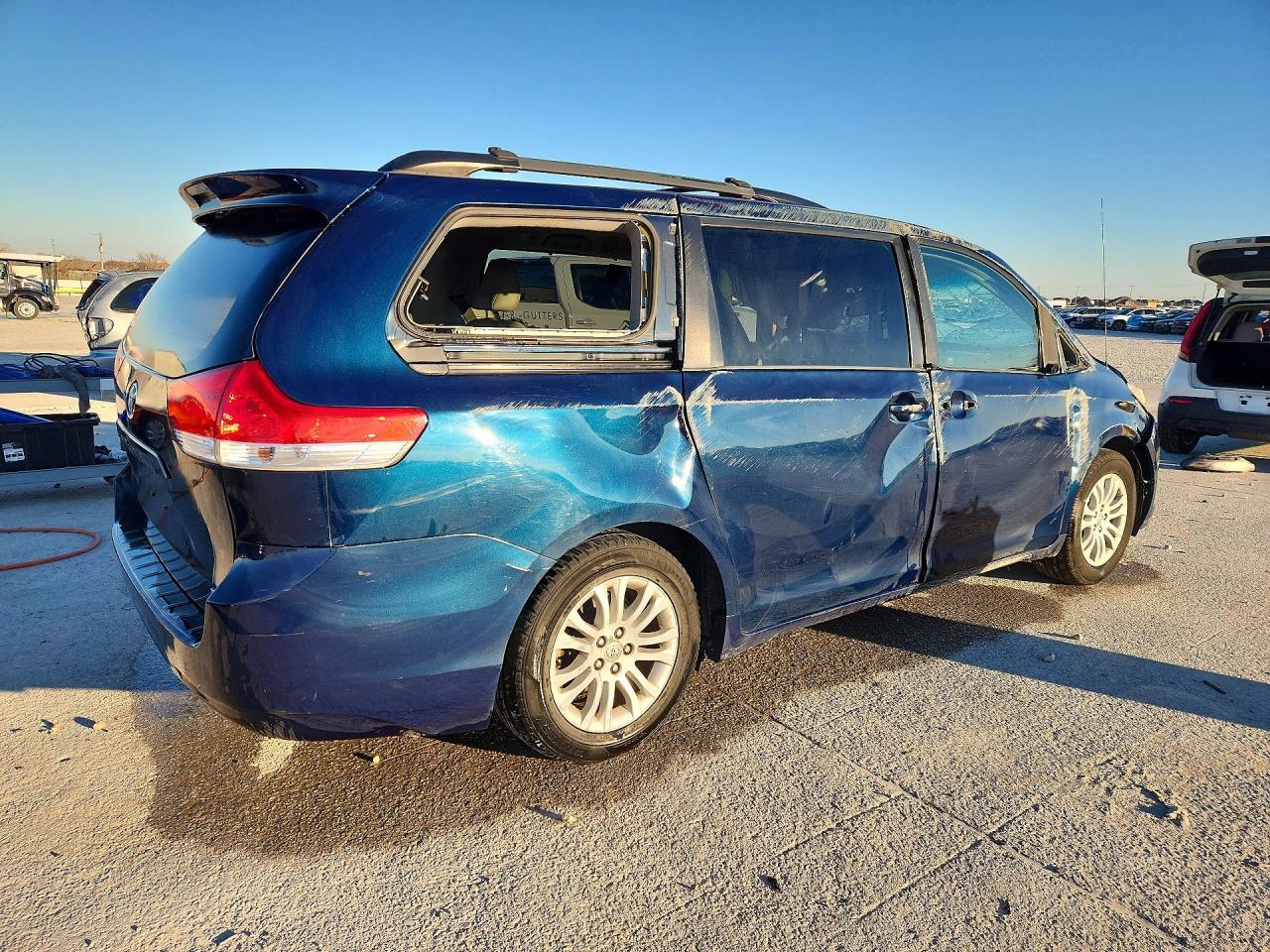 2011 TOYOTA SIENNA