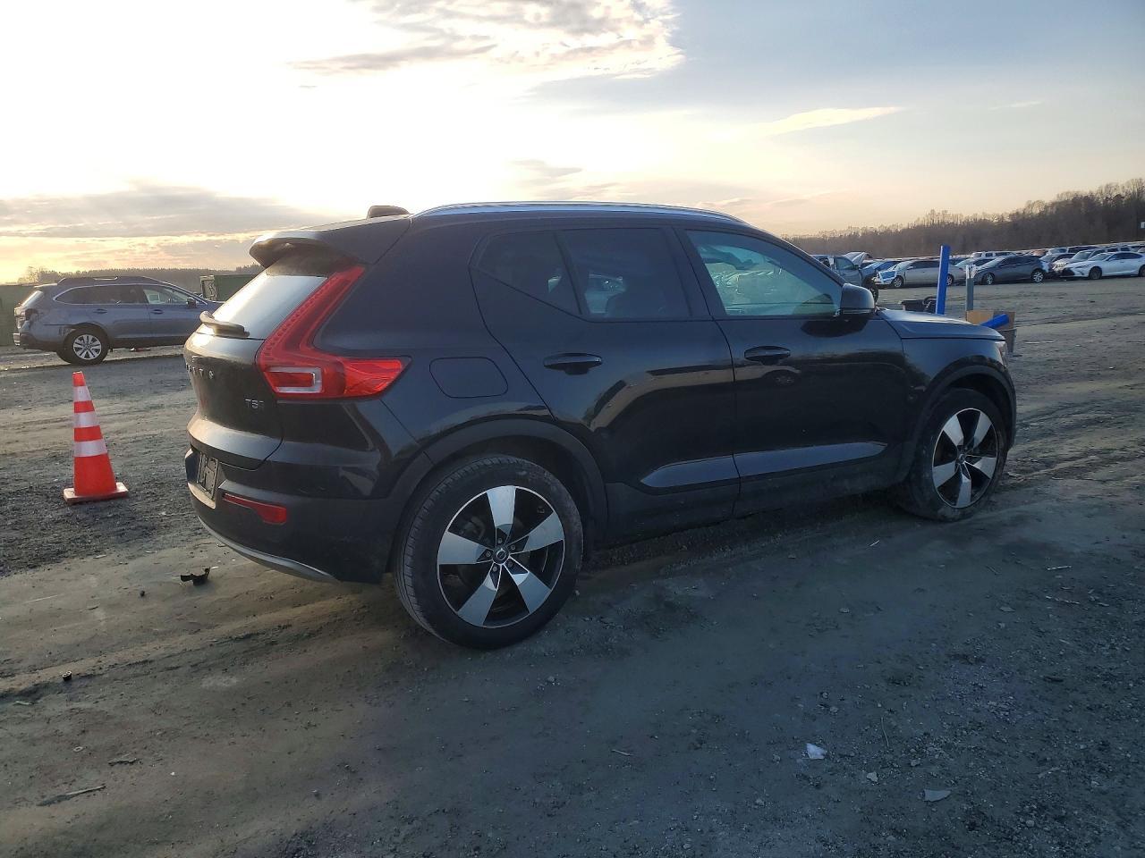 2020 VOLVO XC40