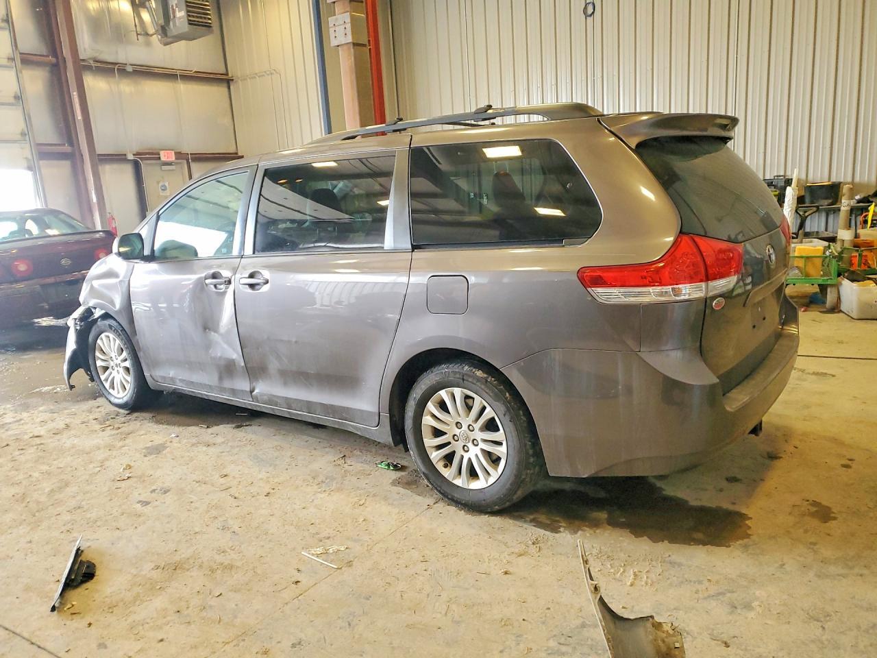 2013 TOYOTA SIENNA