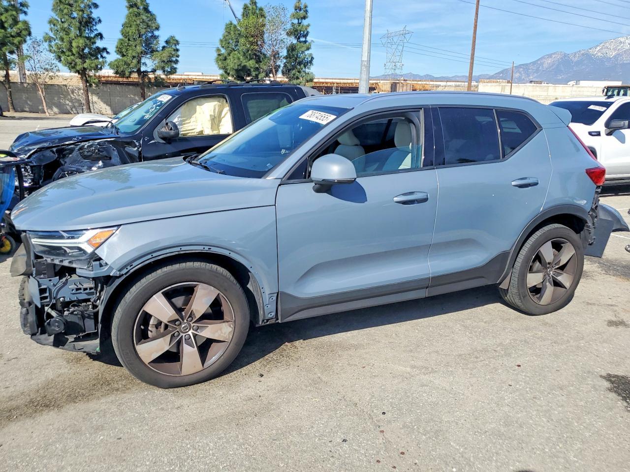2020 VOLVO XC40