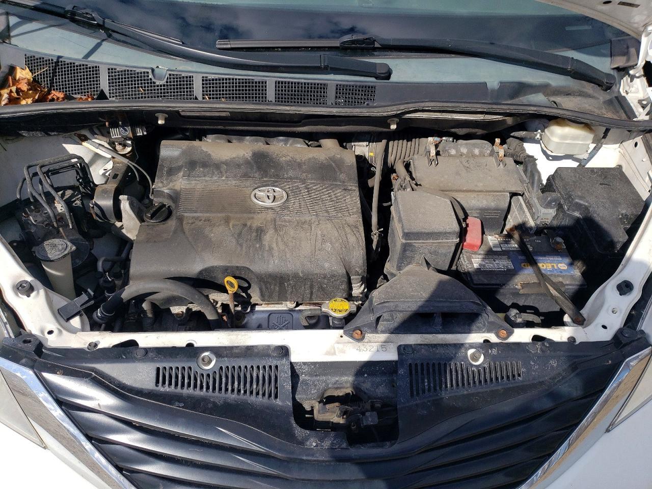 2011 TOYOTA SIENNA