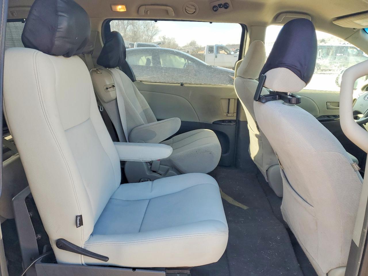 2011 TOYOTA SIENNA
