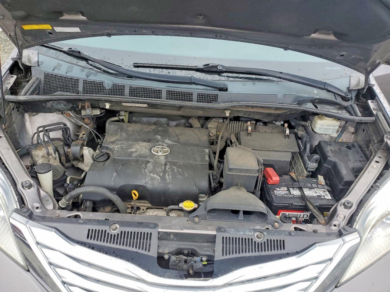 2011 TOYOTA SIENNA