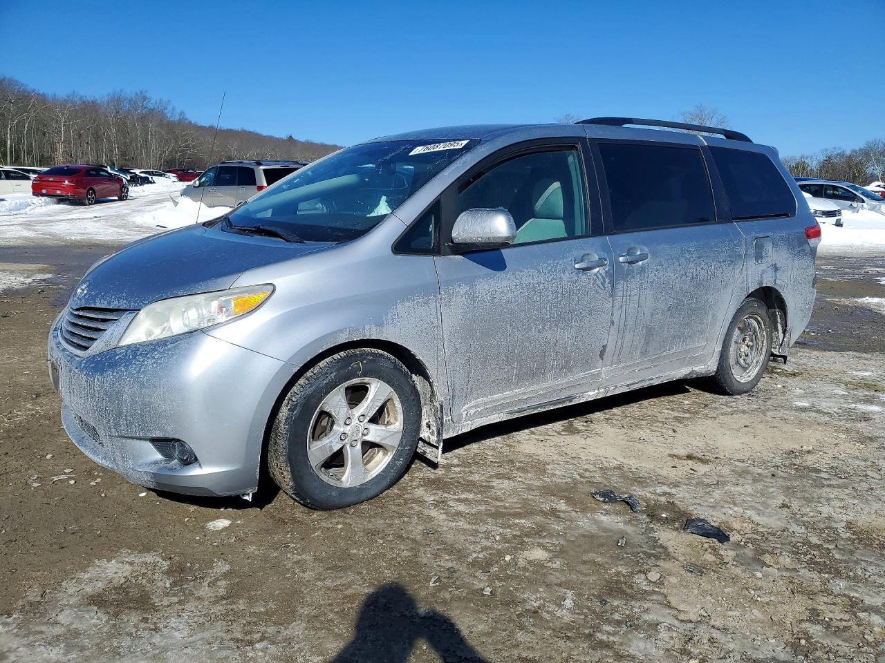 2011 TOYOTA SIENNA