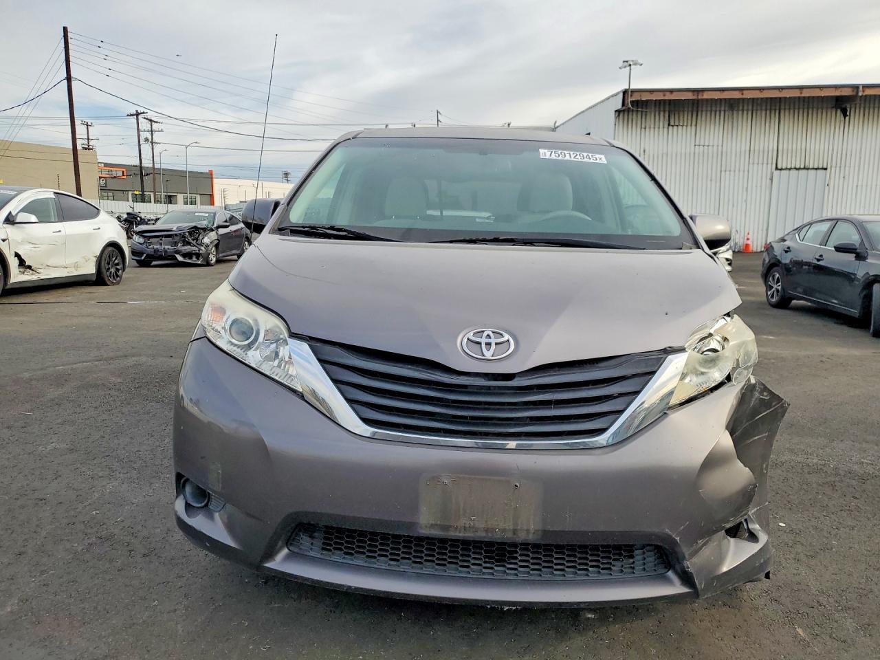 2011 TOYOTA SIENNA