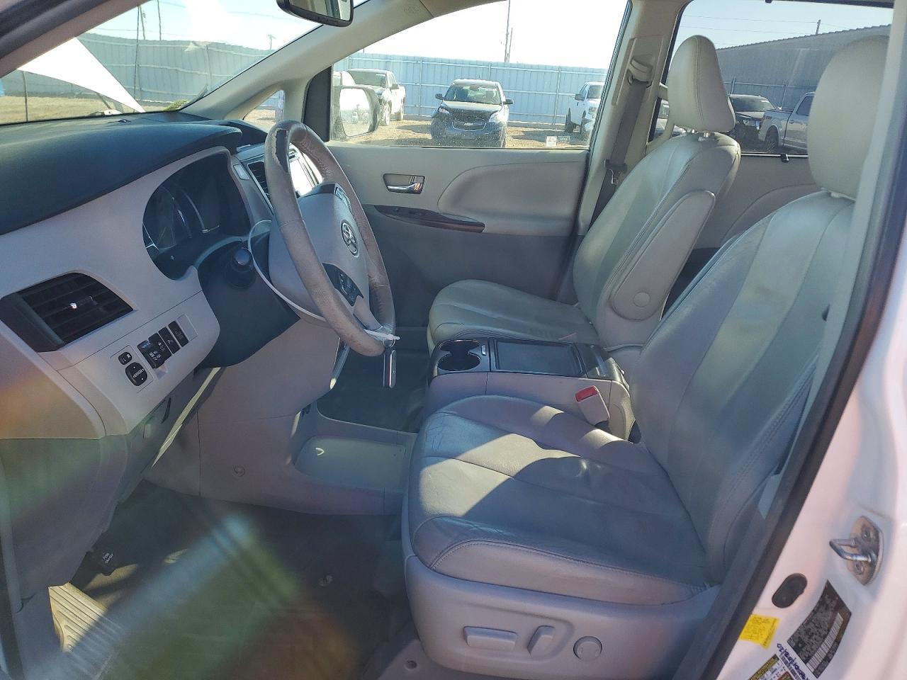 2013 TOYOTA SIENNA