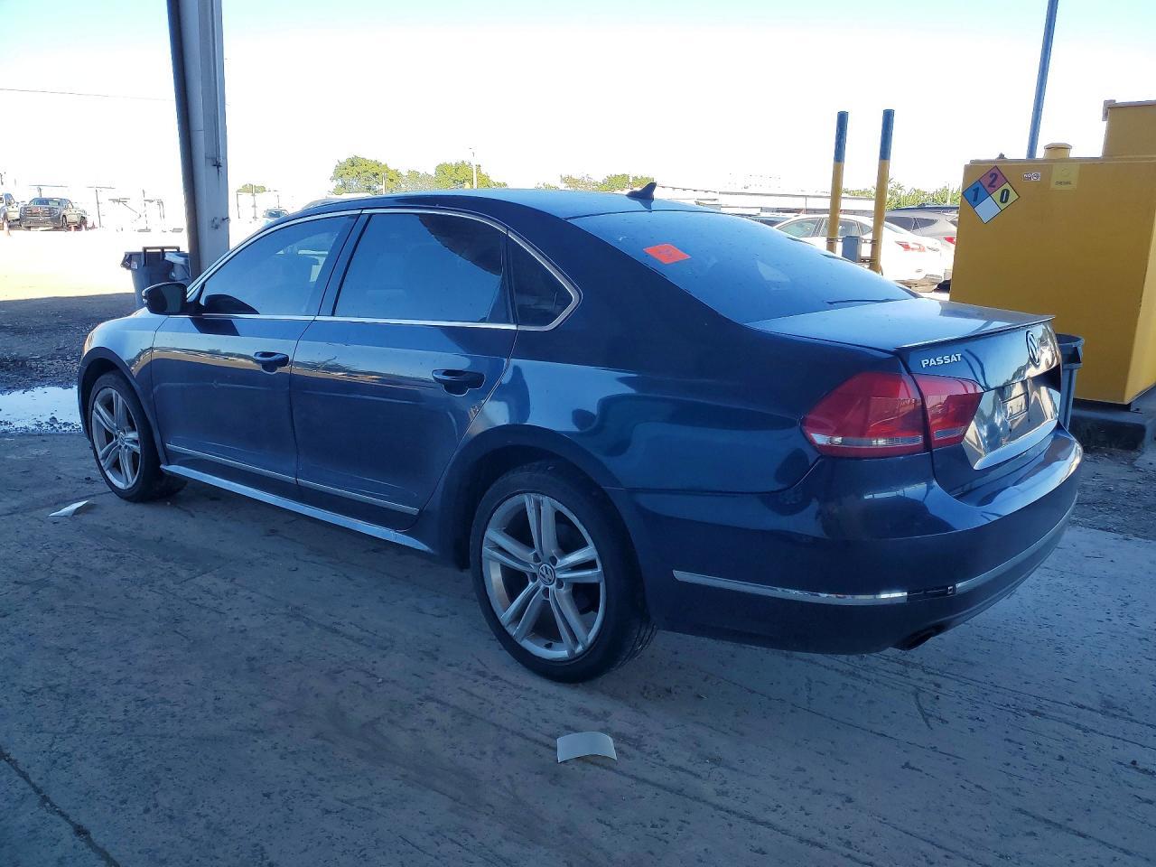 2013 VOLKSWAGEN Passat