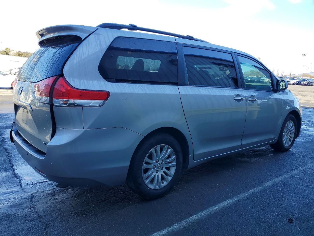 2012 TOYOTA SIENNA