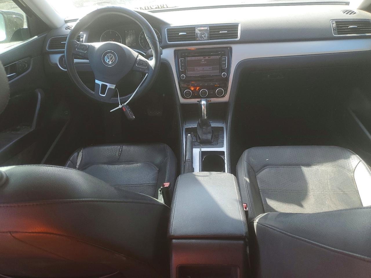 2012 VOLKSWAGEN Passat