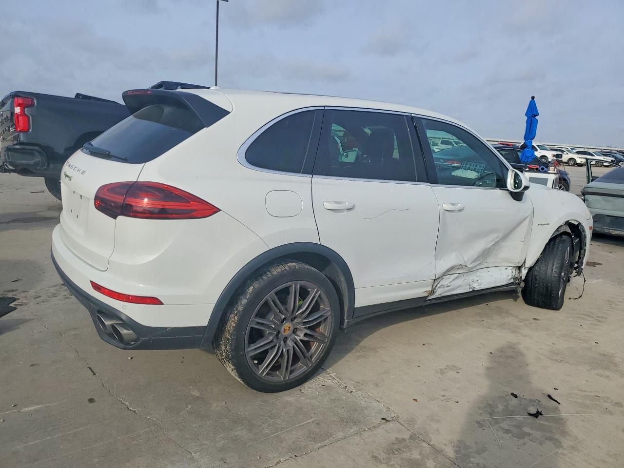 2016 PORSCHE CAYENNE