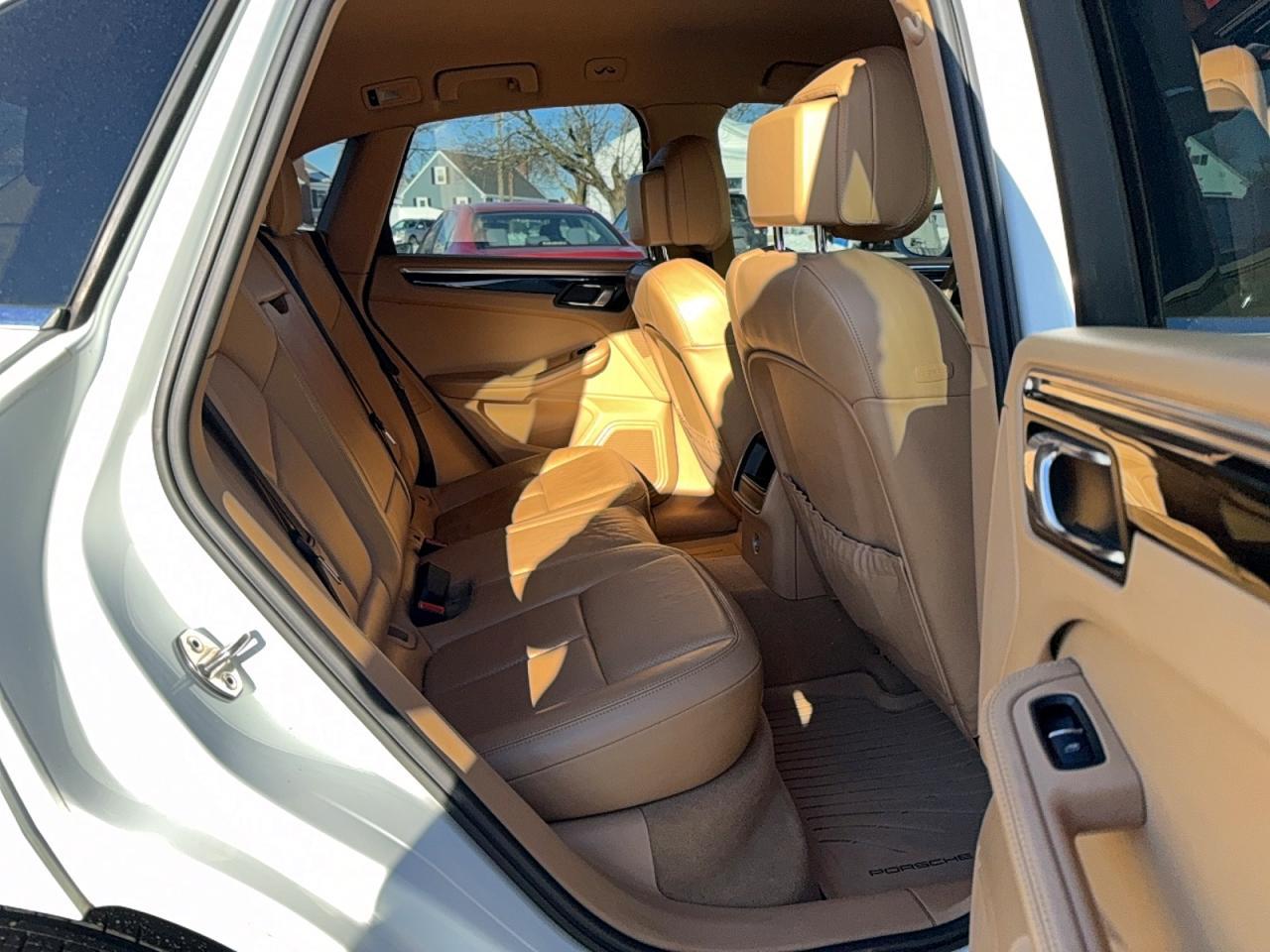 2015 PORSCHE Macan