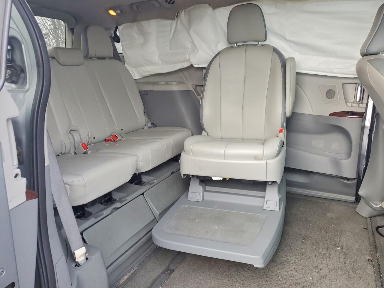 2013 TOYOTA SIENNA
