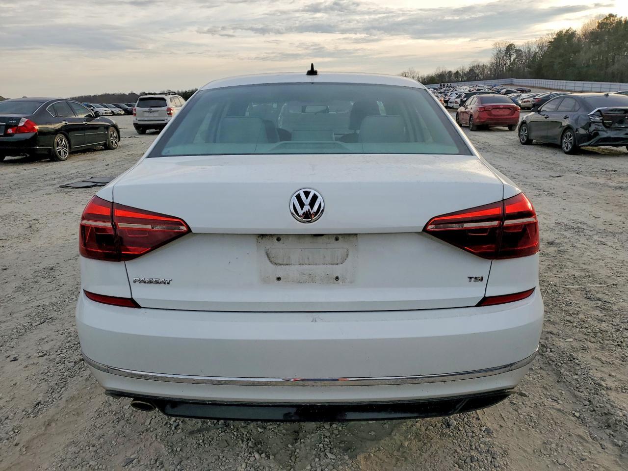 2018 VOLKSWAGEN Passat