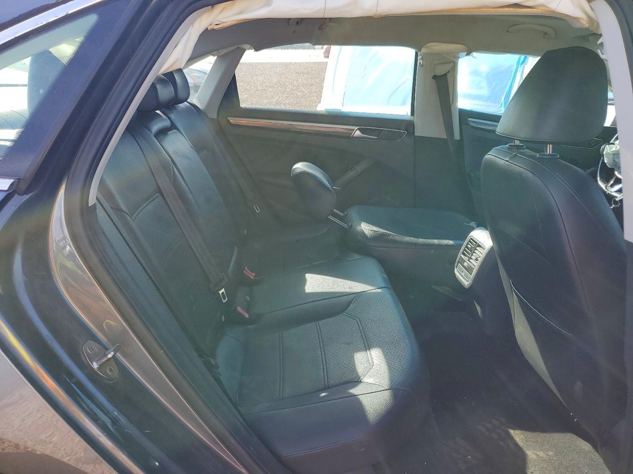 2016 VOLKSWAGEN Passat