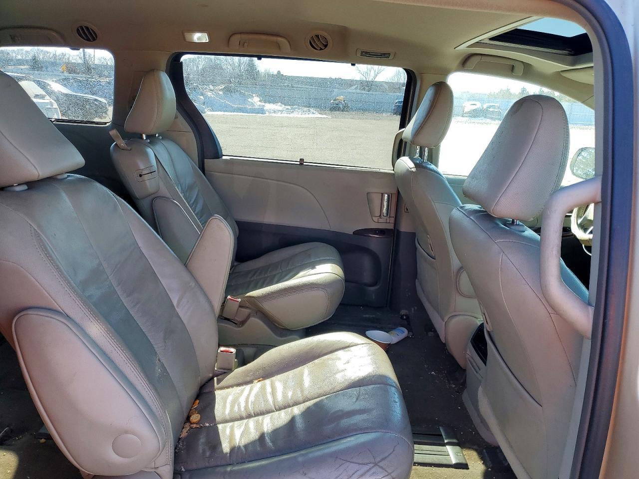 2011 TOYOTA SIENNA