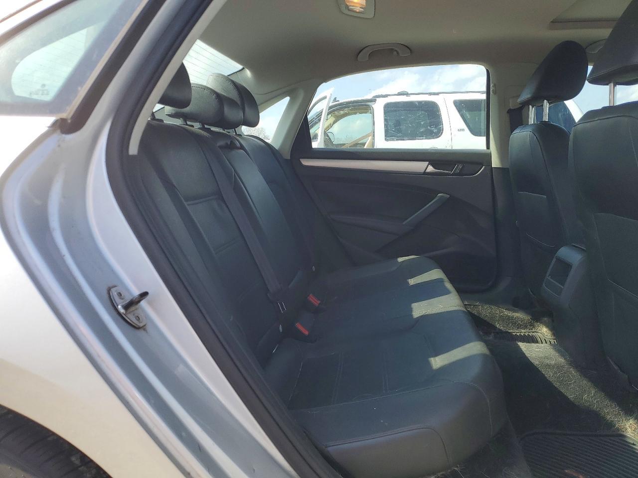 2012 VOLKSWAGEN Passat
