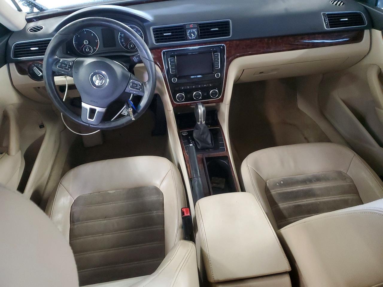 2012 VOLKSWAGEN Passat