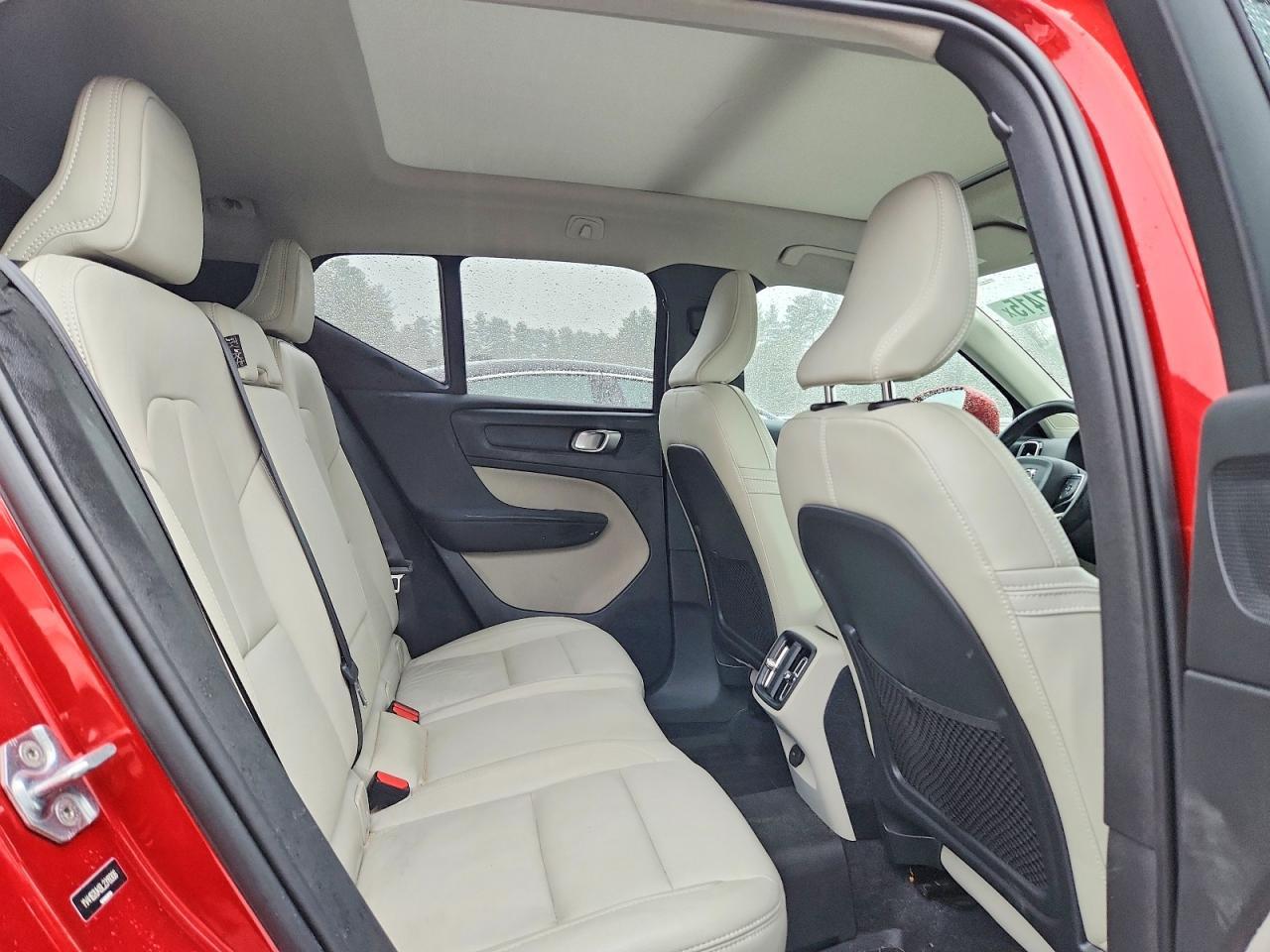 2020 VOLVO XC40