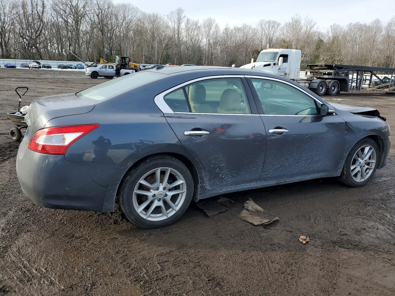 2010 NISSAN Maxima