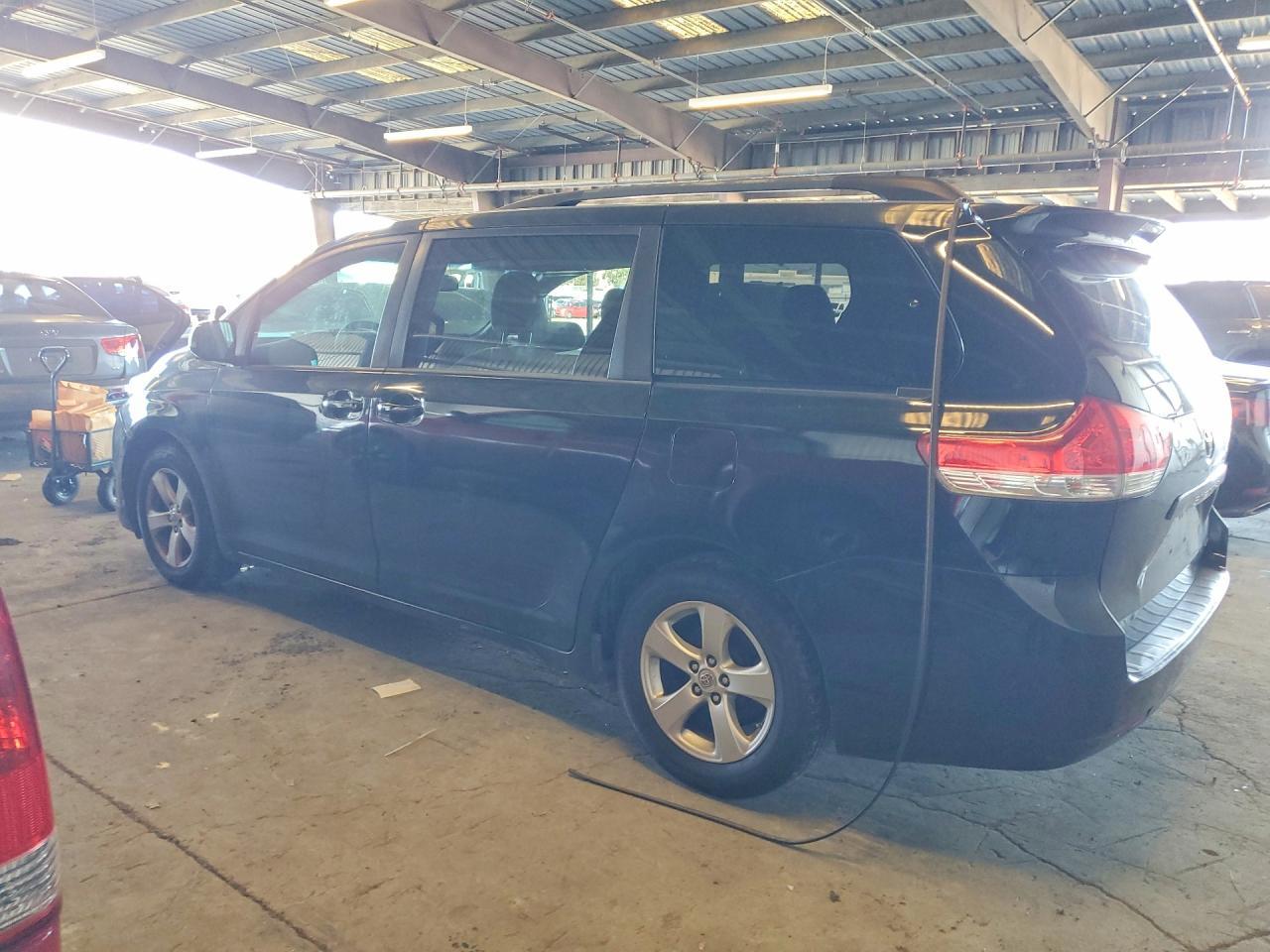 2011 TOYOTA SIENNA