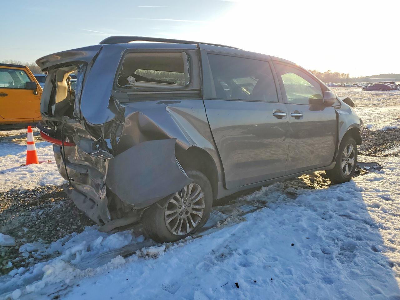 2012 TOYOTA SIENNA