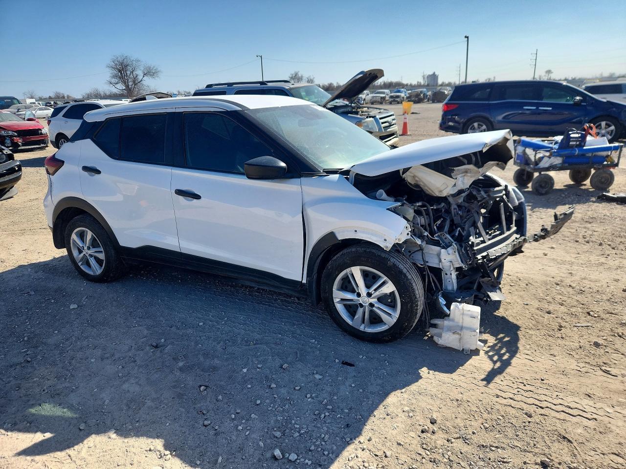 2024 NISSAN KICKS