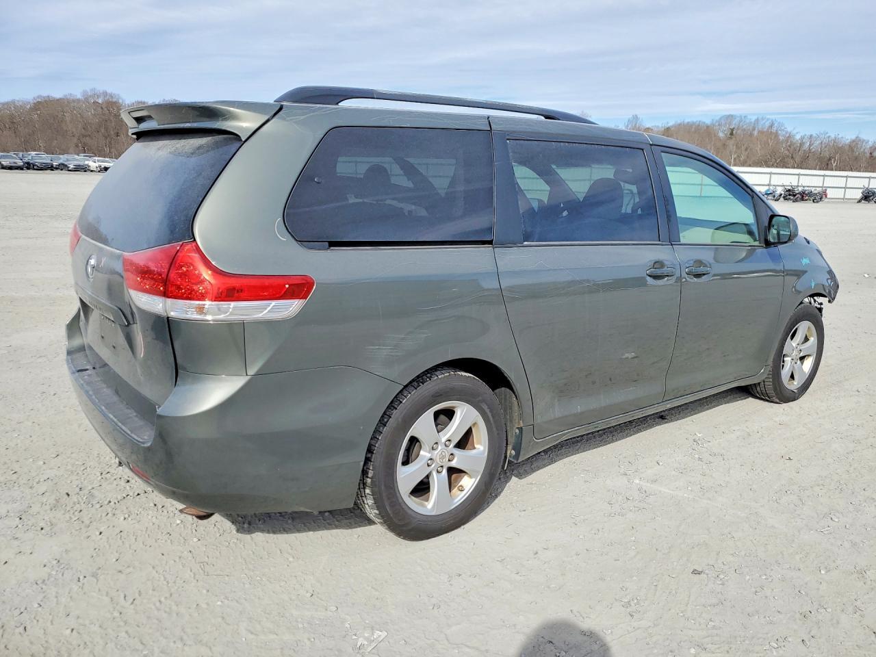 2011 TOYOTA SIENNA
