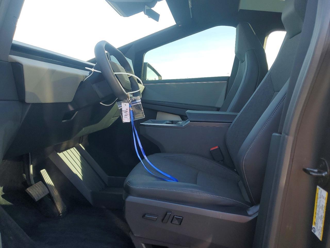 2025 TESLA Cybertruck