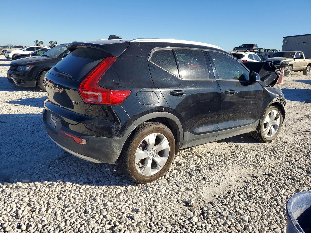 2022 VOLVO XC40