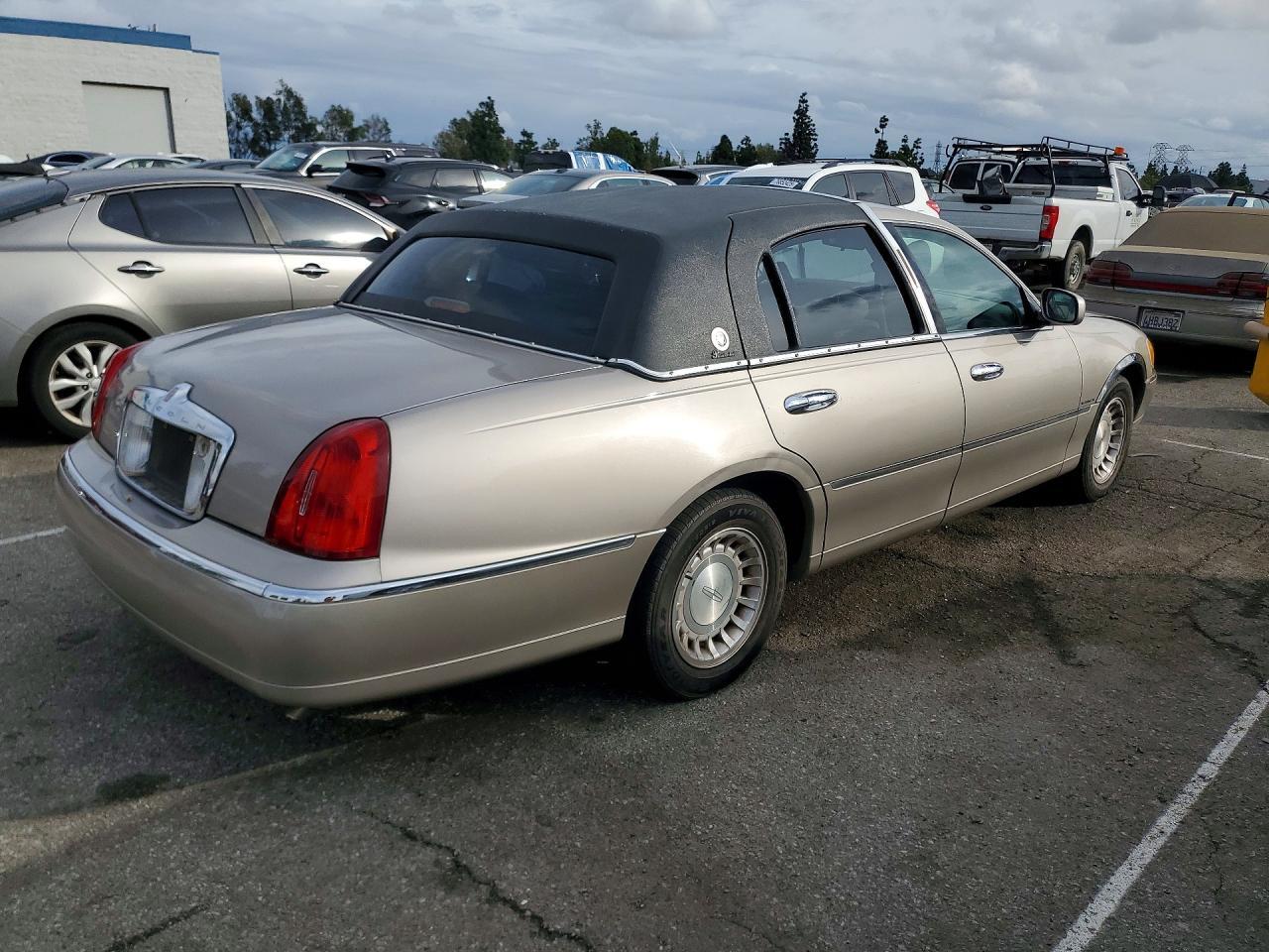 2000 LINCOLN Town Car
