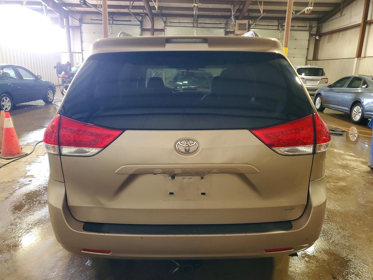 2011 TOYOTA SIENNA
