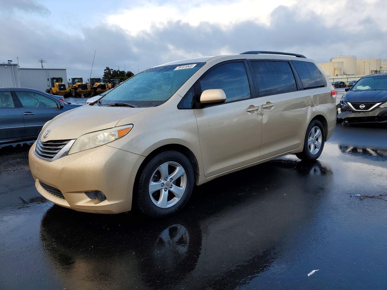 2012 TOYOTA SIENNA