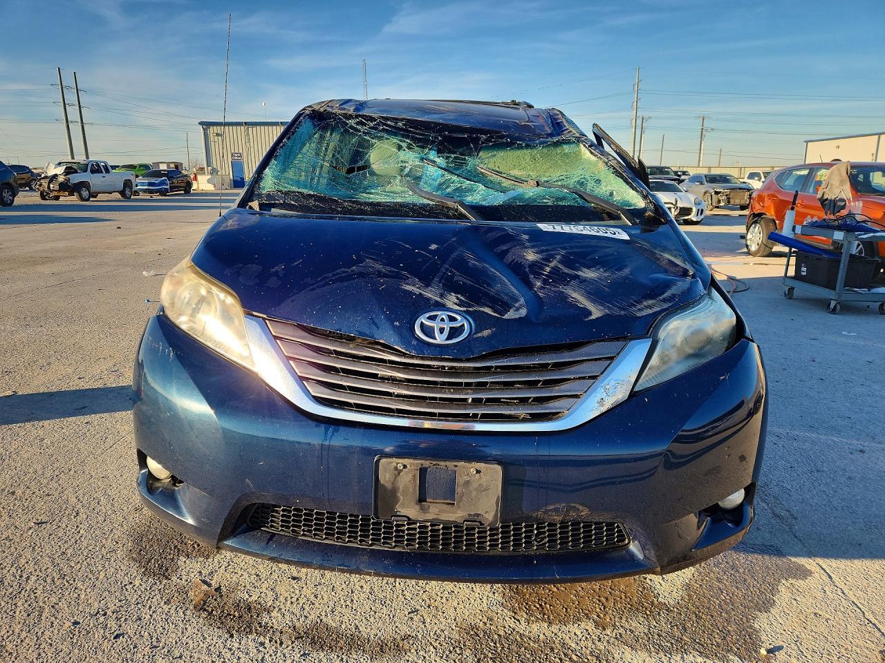 2011 TOYOTA SIENNA