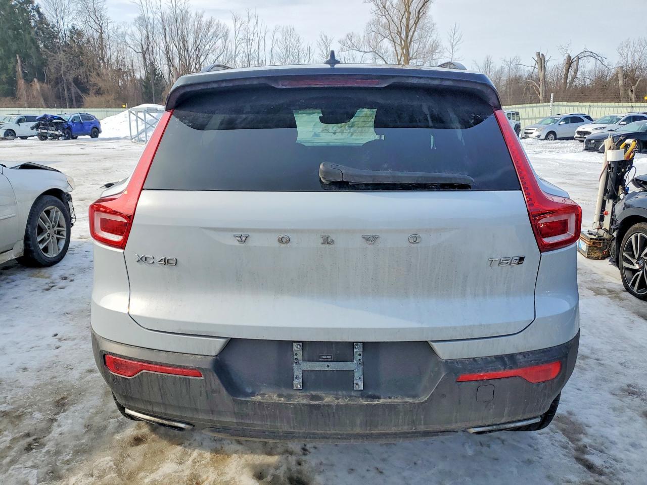 2020 VOLVO XC40