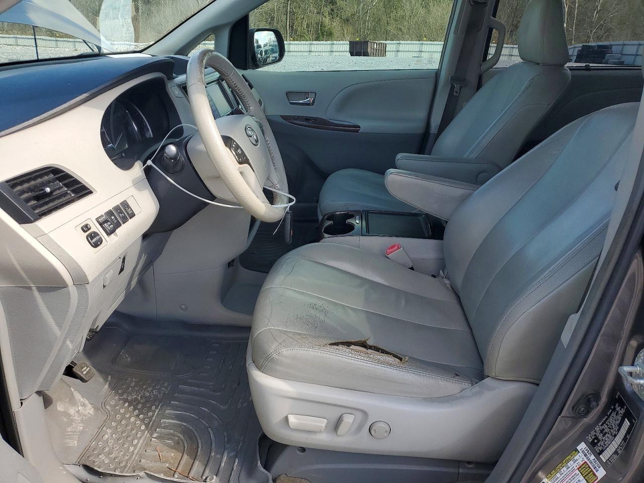 2013 TOYOTA SIENNA