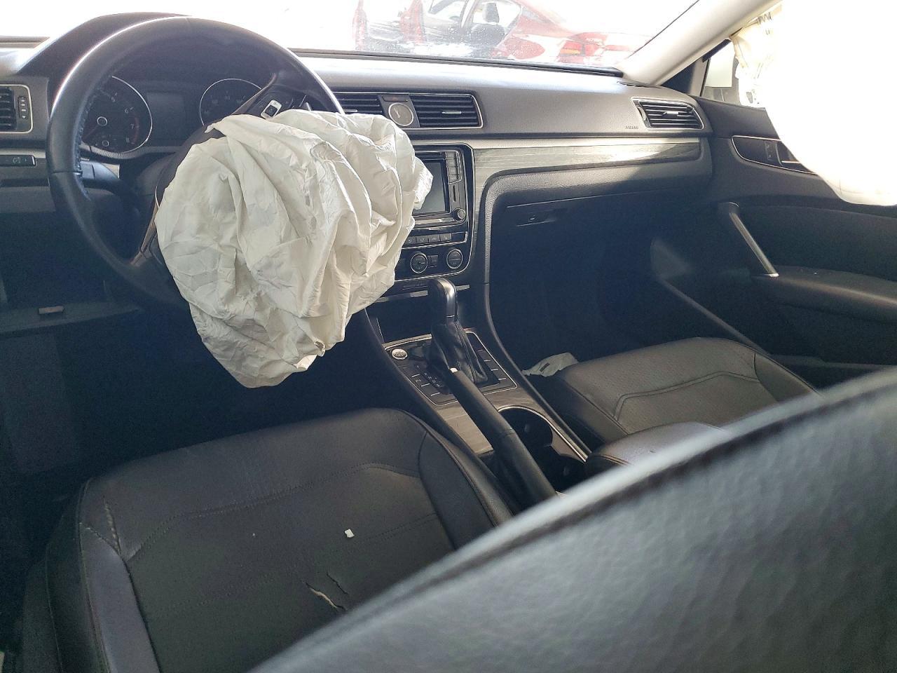 2017 VOLKSWAGEN Passat