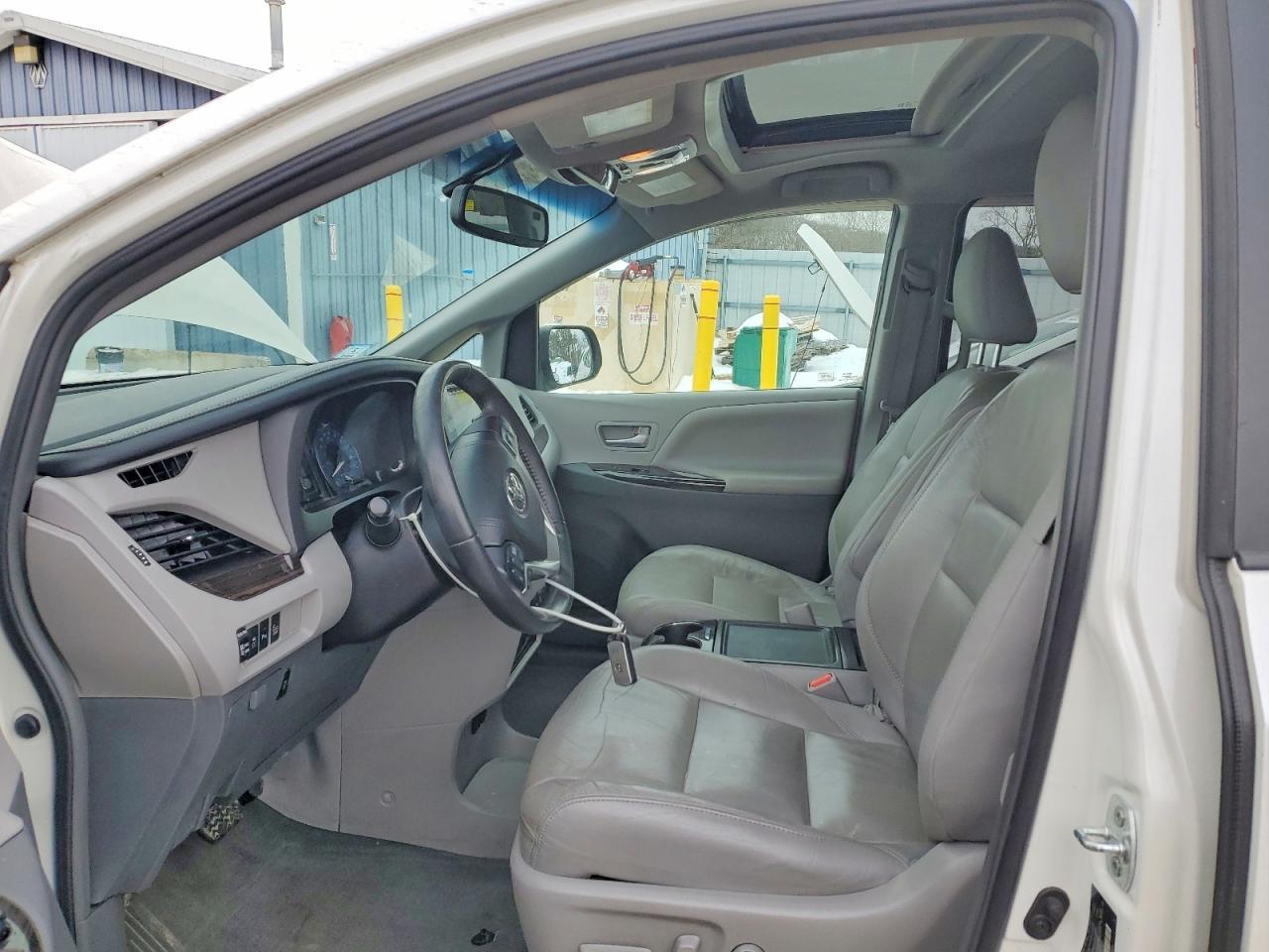 2016 TOYOTA SIENNA