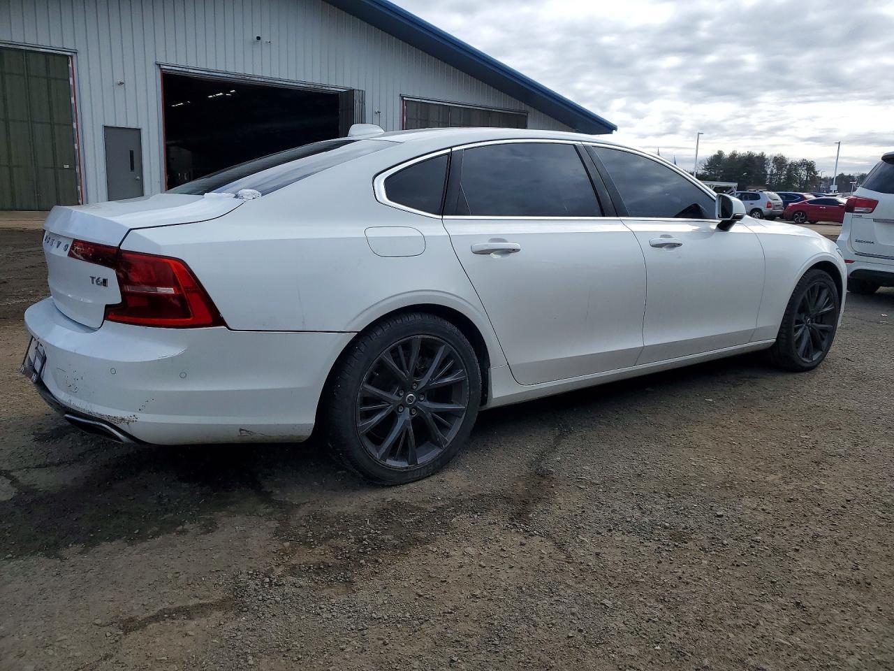 2018 VOLVO S90