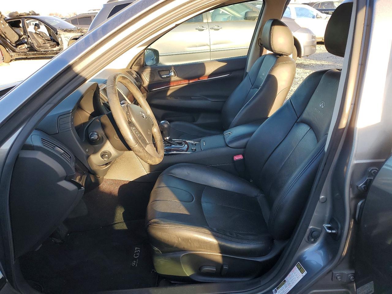 2011 INFINITI G37