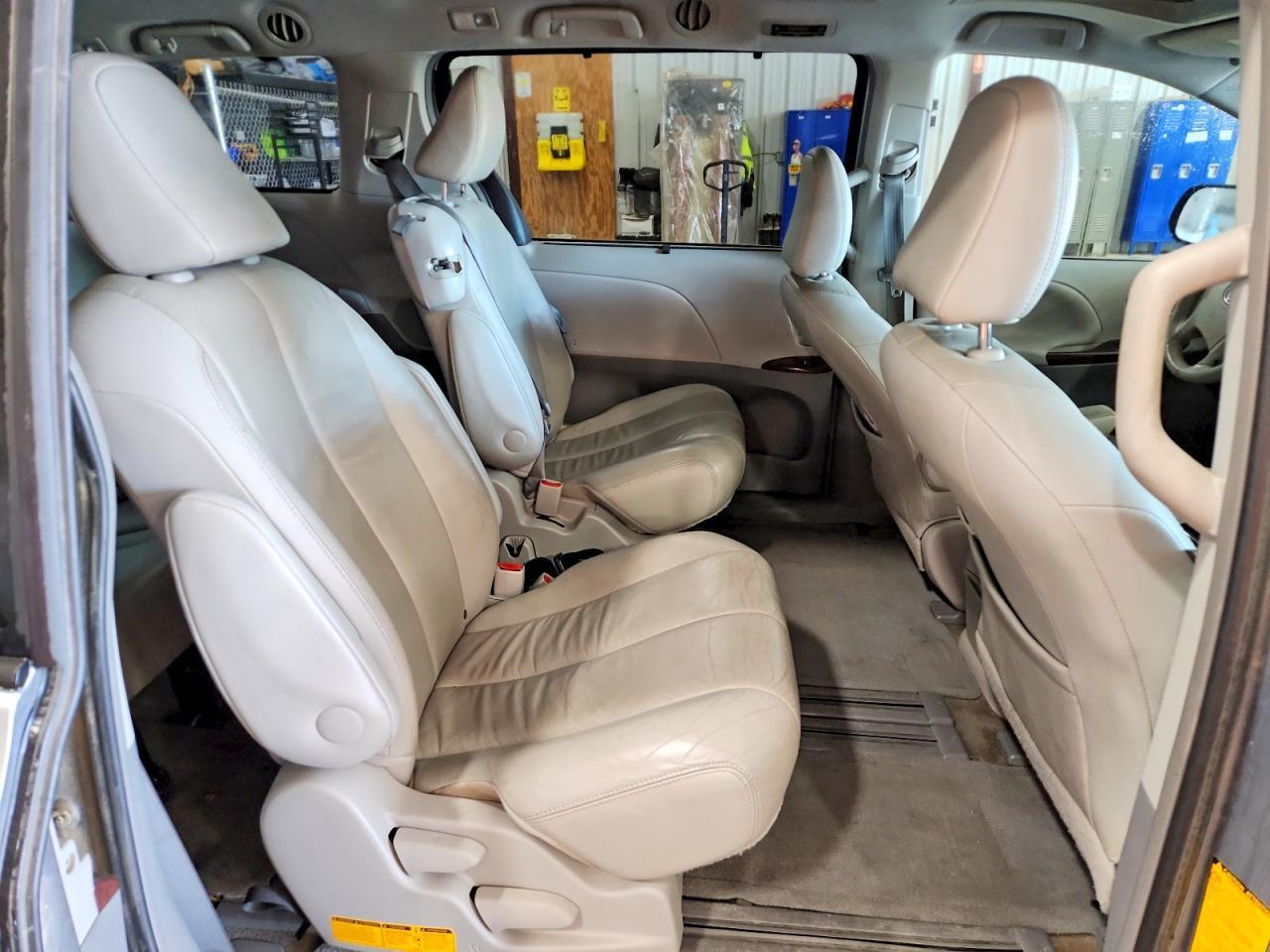 2013 TOYOTA SIENNA