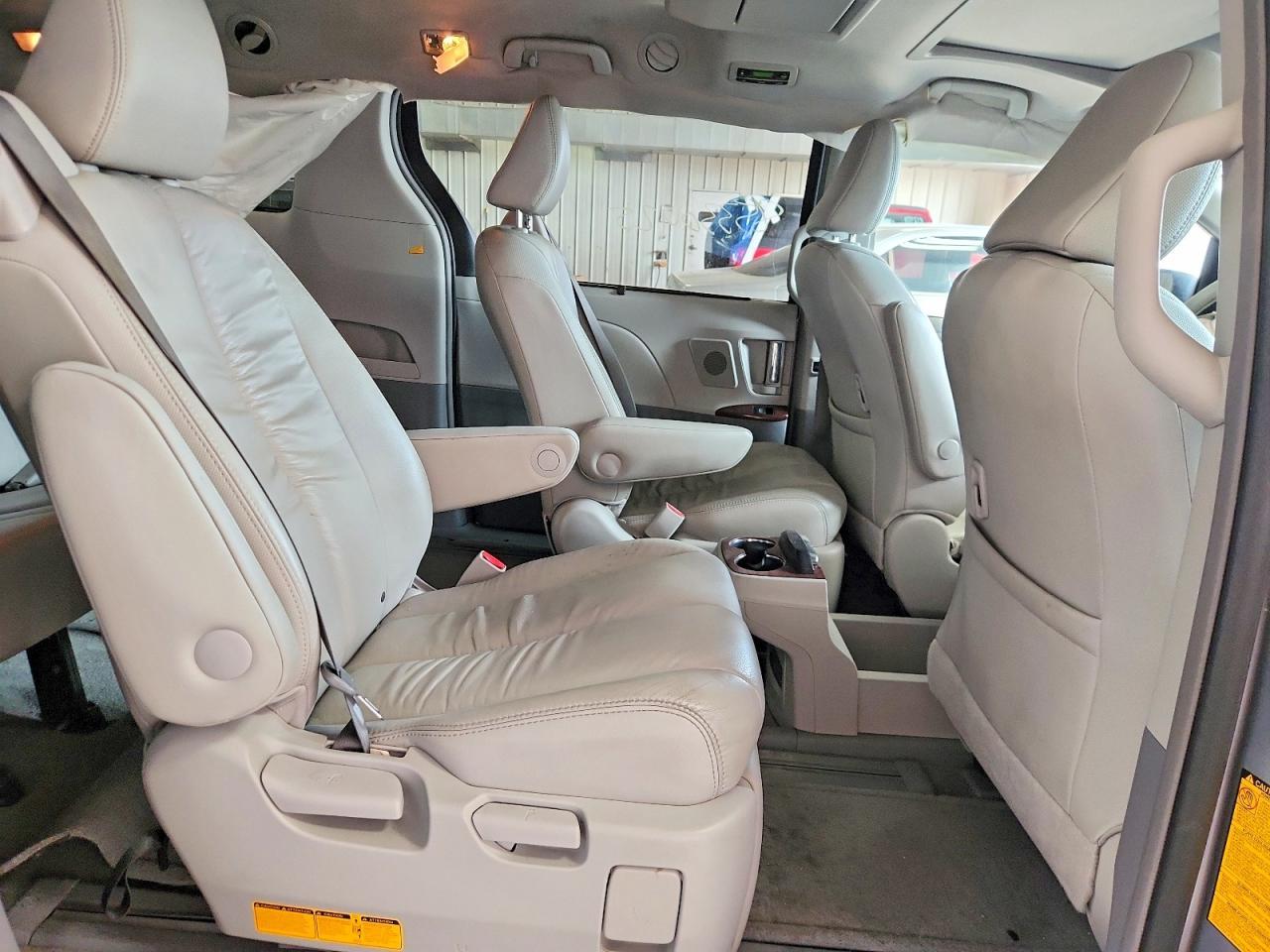 2011 TOYOTA SIENNA