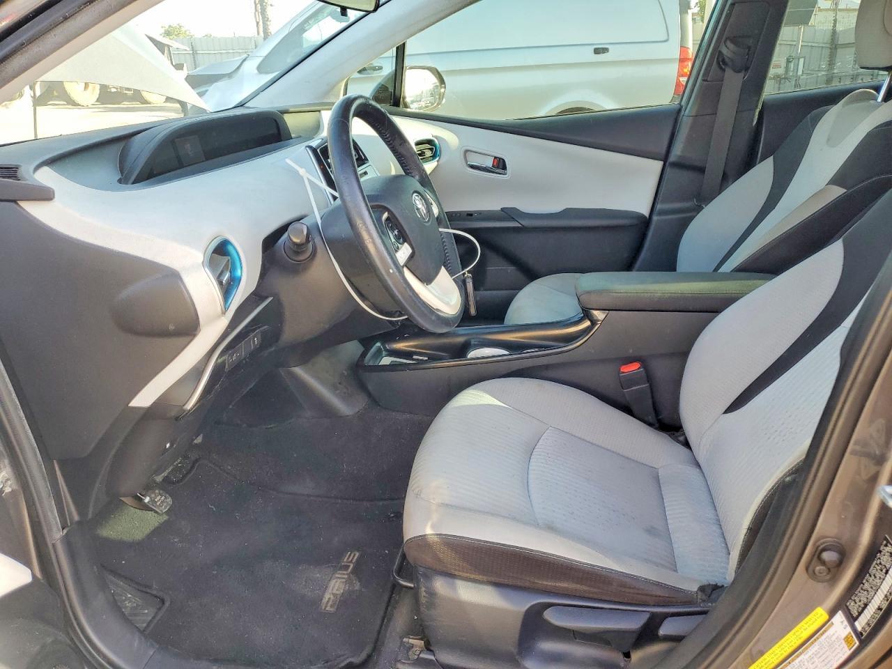 2016 TOYOTA PRIUS